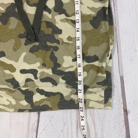 Derek Heart Lace up Camo top size M - Picture 5 of 6
